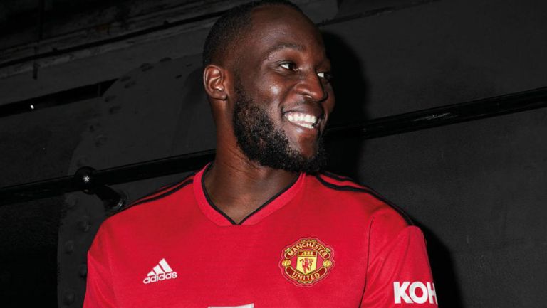 Lukaku sonríe con la nueva playera del Manchester United 