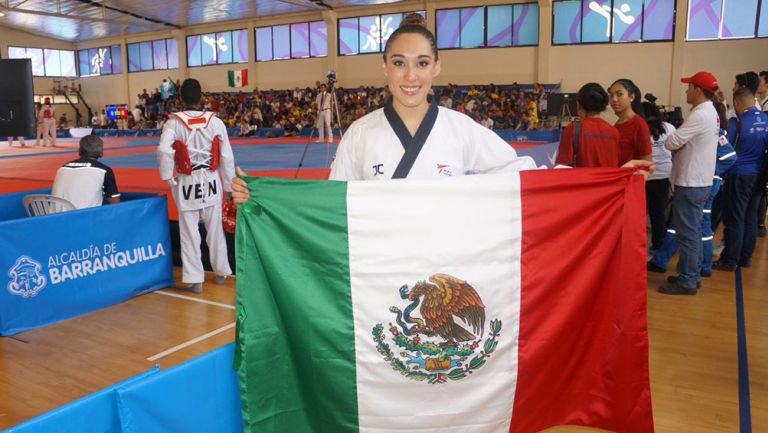 Daniela Rodríguez posa con la bandera de México