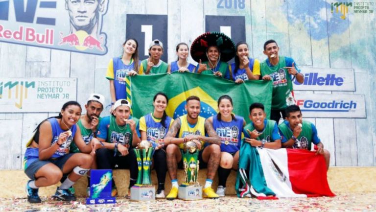 Ney posa con los ganadores de la tercera edición del Neymar Jr's Five