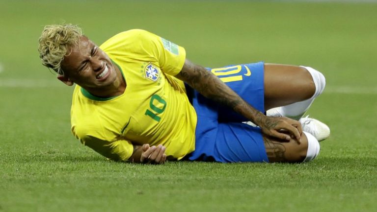Neymar se lamenta en el césped durante Rusia 2018