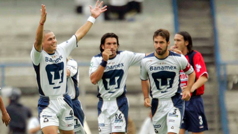 Verón celebra un gol con Pumas, en 2004