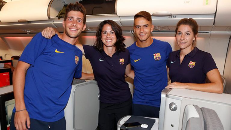 Sergi Roberto, Torrejón, Denis y Losada sonríen en el avión