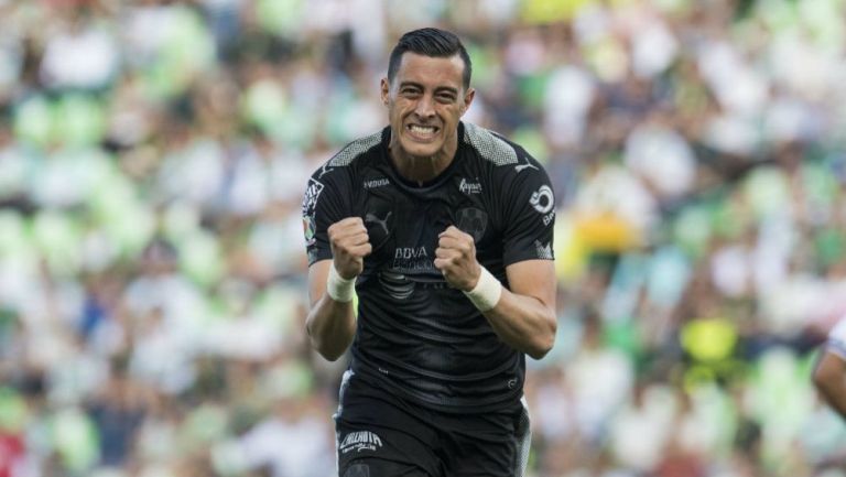 Rogelio Funes Mori fetseja un gol con Rayados en el C2018