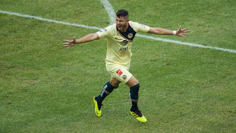 Guido Rodríguez festeja un gol con el América