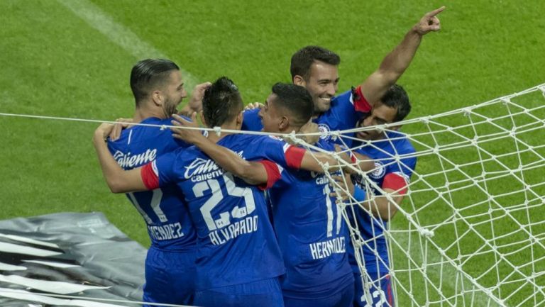 Jugadores de Cruz Azul celebran tras gol vs Chivas en el A2018