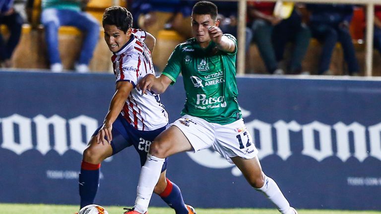Hernández disputa la pelota durante un duelo ante Alebrijes