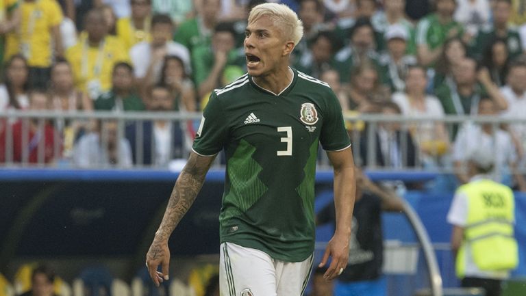 Carlos Salcedo reclama en juego de México