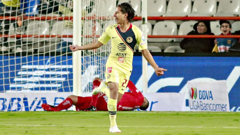 Diego Lainez festeja un gol ante Pachuca