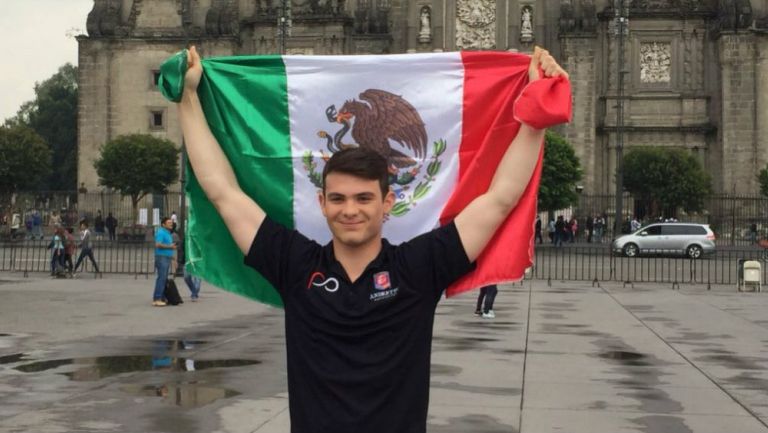 Patricio O'Ward sosteniendo la bandera mexicana 