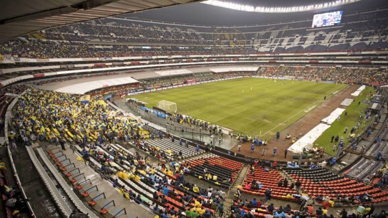 Cancha del Estadio Azteca, en malas condiciones 