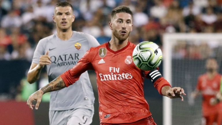 Sergio Ramos controla el balón en el juego entre Madrid y Roma