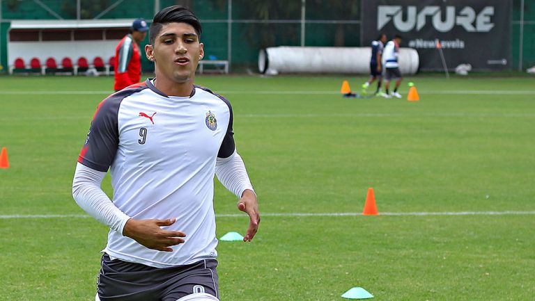 Alan Pulido en un entrenamiento de Chivas