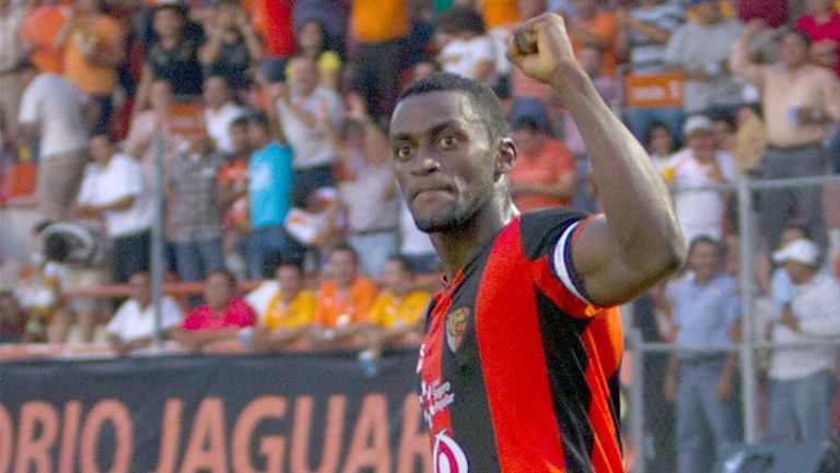 Jackson Martínez celebra un gol con los desaparecidos Jaguares