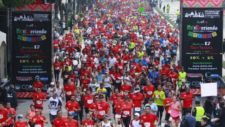 Miles de atletas corren el Maratón de la Ciudad de México 