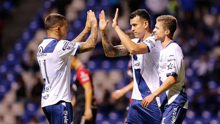 Jugadores del Puebla celebran un gol ante el Atlas en la J6 del A2018