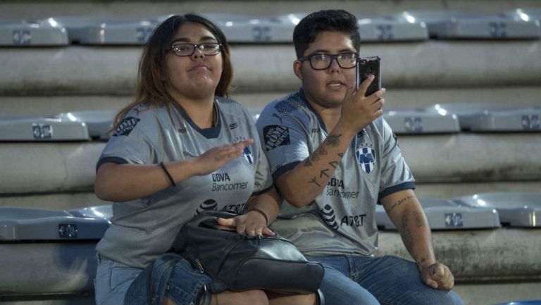 Aficionados de Monterrey en el desolado Olímpico de la BUAP