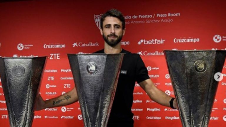 Nicolás Pareja al lado de los tres trofeos de Europa League que ganó
