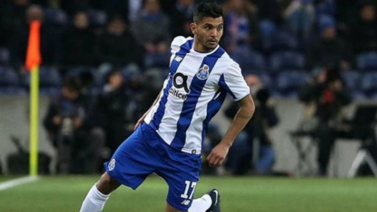 Herrera corre durante el partido del Porto