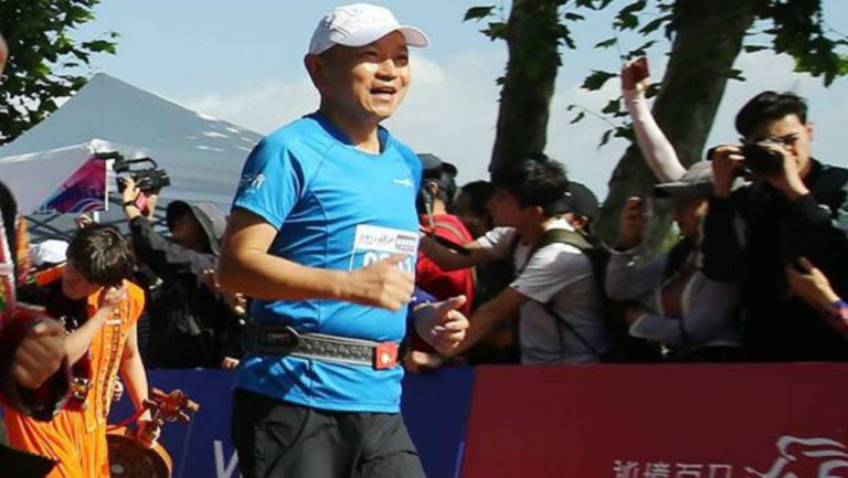 Jin Feibao corriendo un maratón 
