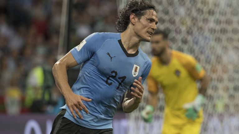 Cavani disputa un duelo con Uruguay en el Mundial 