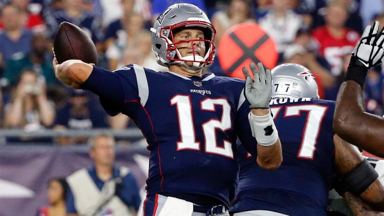 Tom Brady, a punto de lanzar un pase en el encuentro de Patriots