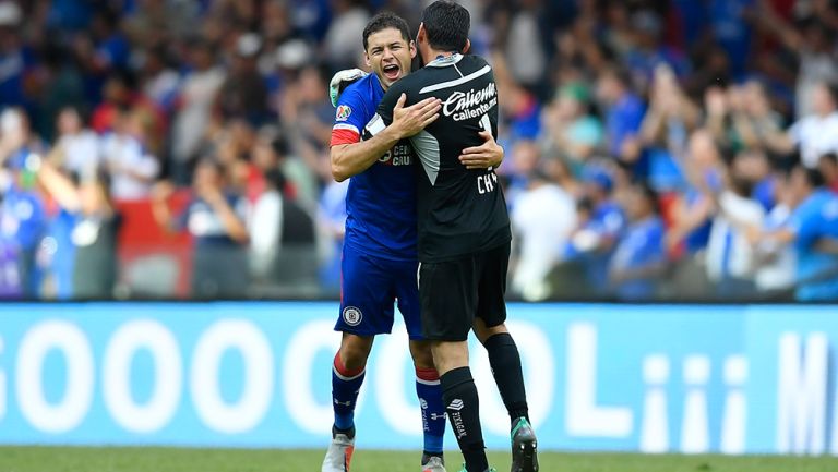 Pablo Aguilar y Jesús Corona celebran un gol de Cruz Azul 