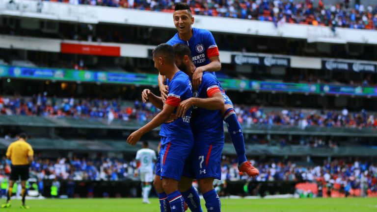 Cruz Azul festeja victoria en el Estadio Azteca 