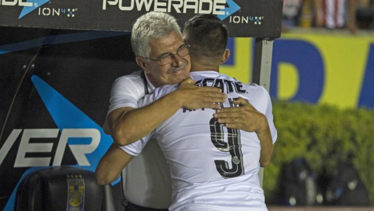 Alan Pulido y Tuca Ferretti se abrazan durante el juego entre Tigres y Chivas