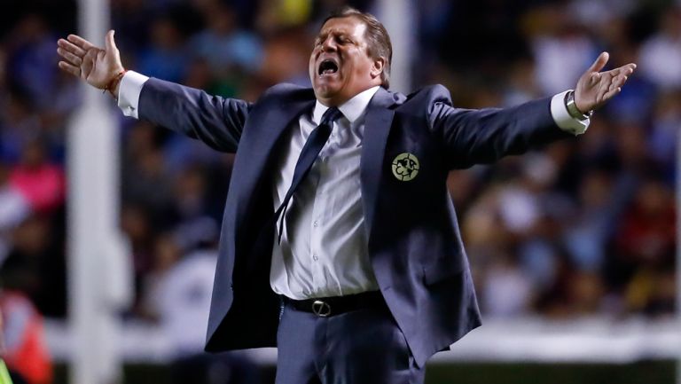 Herrera reclama una decisión al silbante en Liga MX