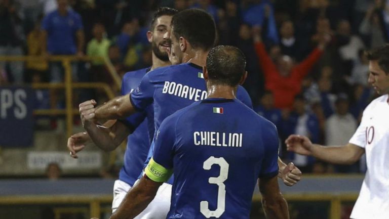 Jugadores de Italia festejan el gol de Jorginho
