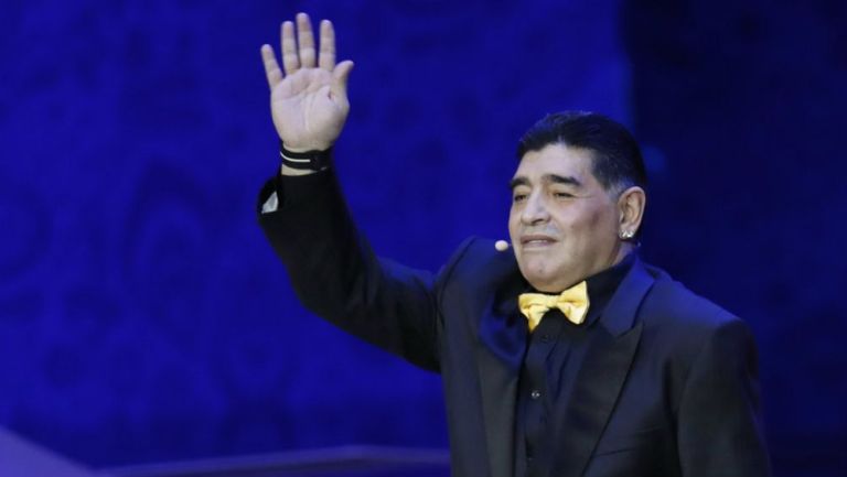 Diego Maradona durante el sorteo del Mundial de la FIFA