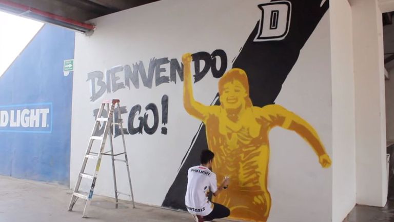Mural de Diego Armando Maradona en el Estadio Banorte