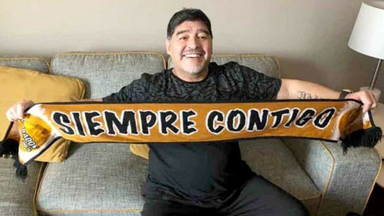 Maradona sonríe con una bufanda de Dorados