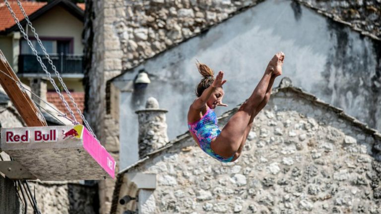 Adriana Jiménez salta sobre las frías aguas del Neretva
