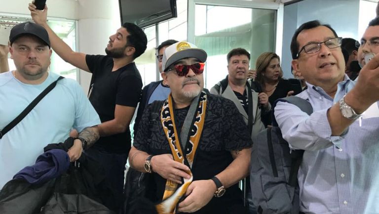 Maradona arriba al AICM