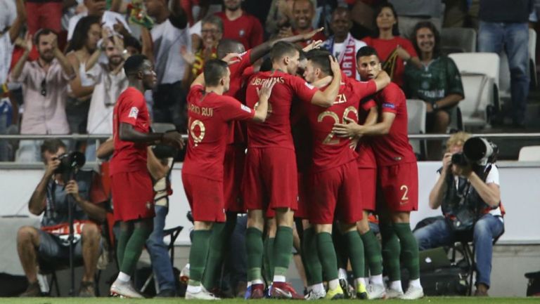 Jugadores de Portugal festejan gol de Silva