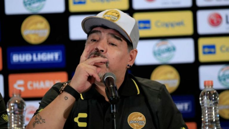 Diego Maradona siendo presentado con Dorados