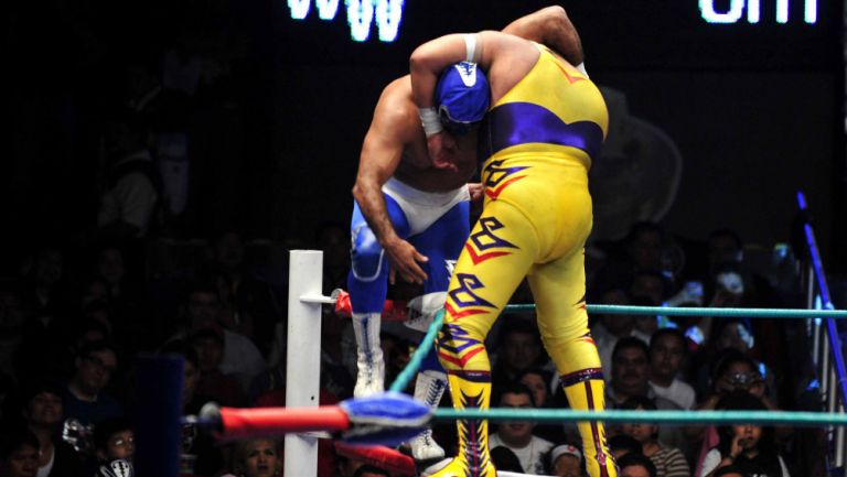 Villano V y Blue Panther luchan en la Arena México 