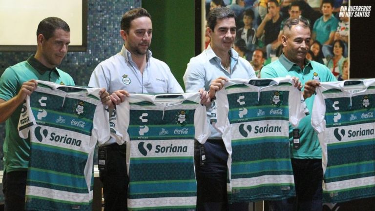 Presentación del jersey conmemorativo de Santos