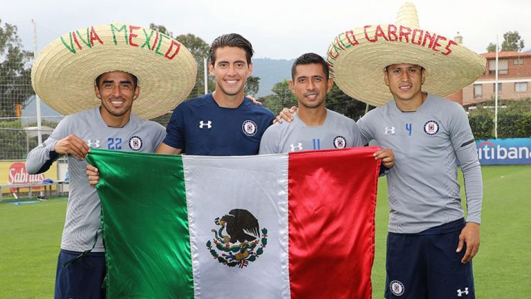 Jugadores de Cruz Azul posan con la bandera de México