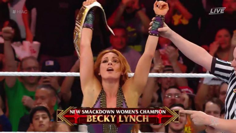 Becky vence a Charlotte en Hell in a Cell 