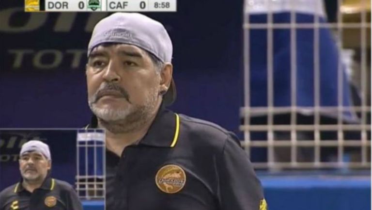Maradona durante la transmisión del su partido debut con Dorados