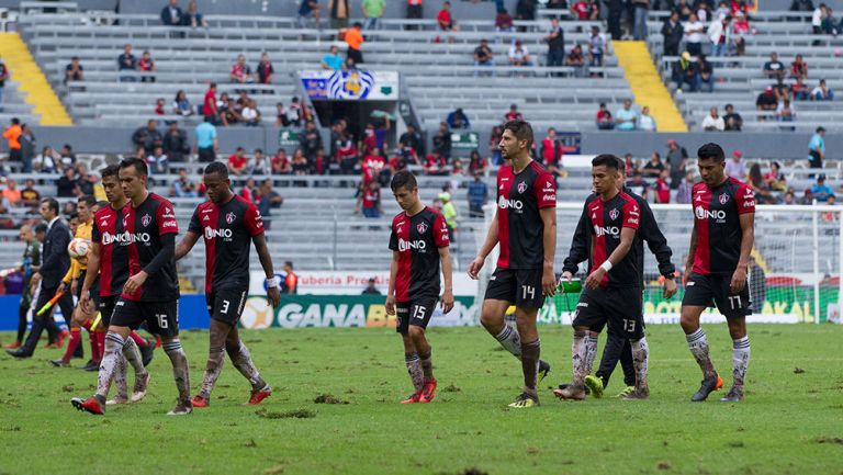Jugadores del Atlas salen cabizbajos del Estadio Jalisco