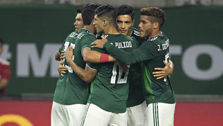 Selección Mexicana festeja gol vs Uruguay