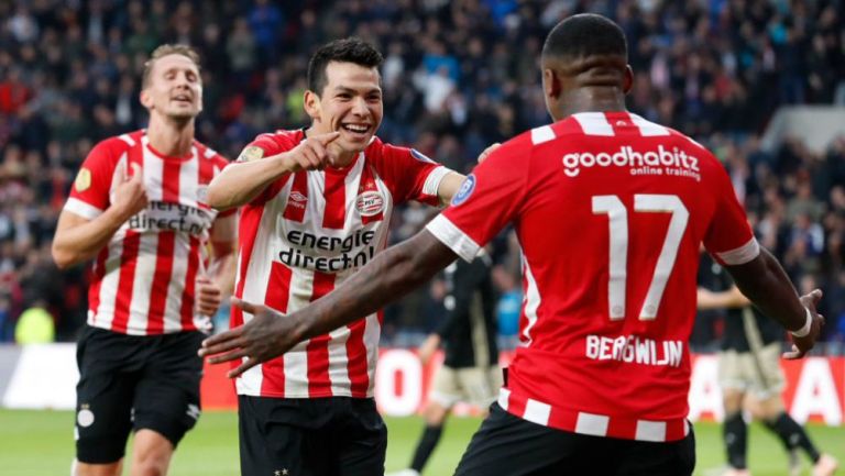Lozano festeja su gol contra el Ajax