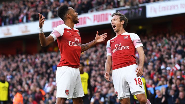 Aubameyang y Monreal celebran un gol con el Arsenal