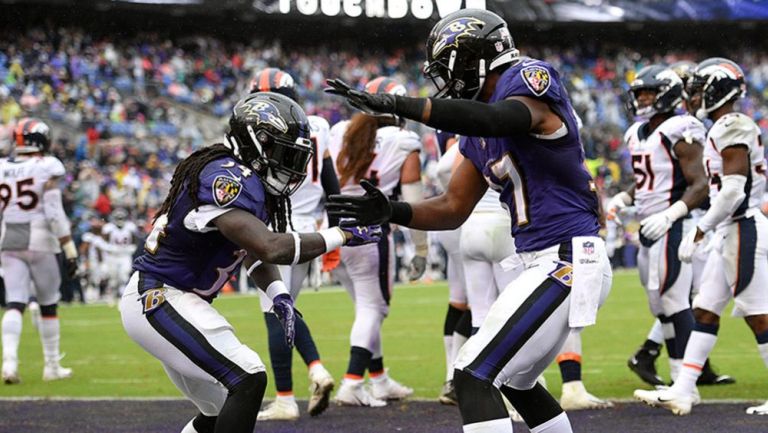 Jugadores de Ravens celebran un touchdown