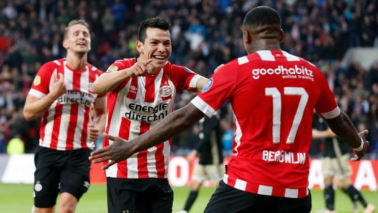 Lozano festeja su primera anotación contra el Ajax