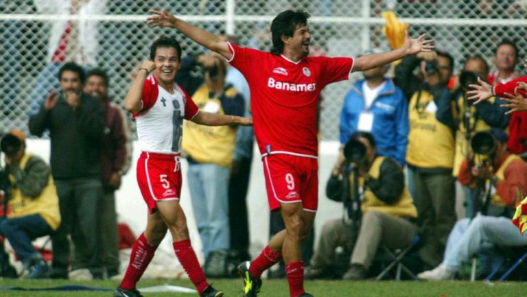 José Saturnino Cardozo festeja un gol con Toluca