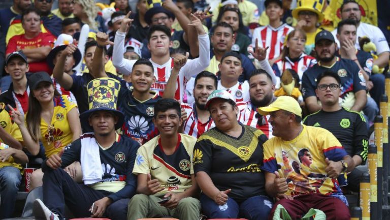 Afición de Chivas y América en el Azteca en el Clásico Nacional del A2018